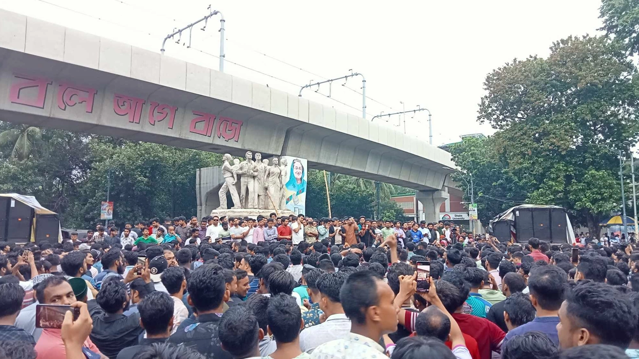 রাজু ভাস্কর্যের পাদদেশে সমাবেশ করেছে ছাত্রলীগ। ছবি : কালবেলা