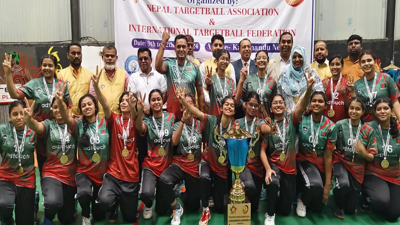 চ্যাম্পিয়ন হয়ে শিরোপা হাতে উদযাপন করছেন নারী খেলোয়াড়রা। ছবি : কালবেলা