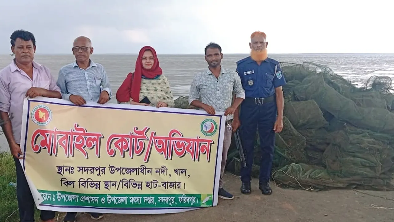 নিষিদ্ধ ২৭টি জাল পুড়িয়ে ধ্বংস করেছে প্রশাসন। ছবি : কালবেলা