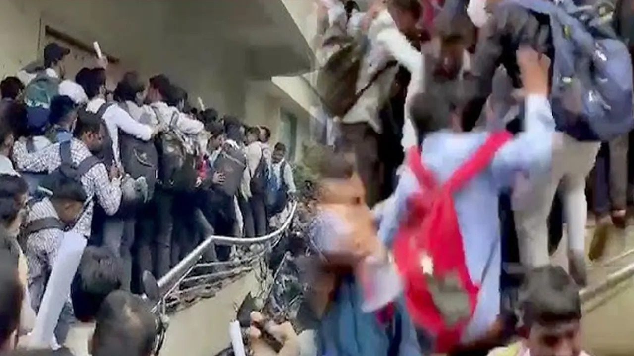 চাকরির জন্য প্রার্থীদের ভিড়। ছবি : সংগৃহীত
