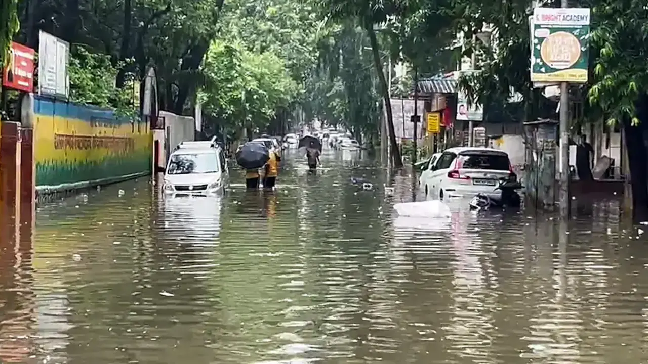 পানিতে তলিয়ে যাওয়া মুম্বাইয়ের রাস্তাঘাট। ছবি : এএনআই