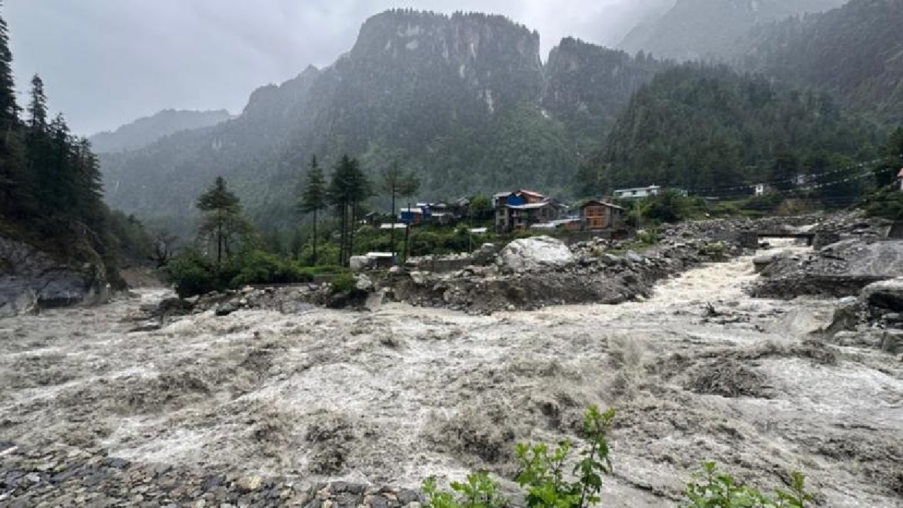 প্রবল বৃষ্টিতে বিভিন্ন জায়গায় ভূমিধস হয়েছে নেপালে। ছবি : সংগৃহীত