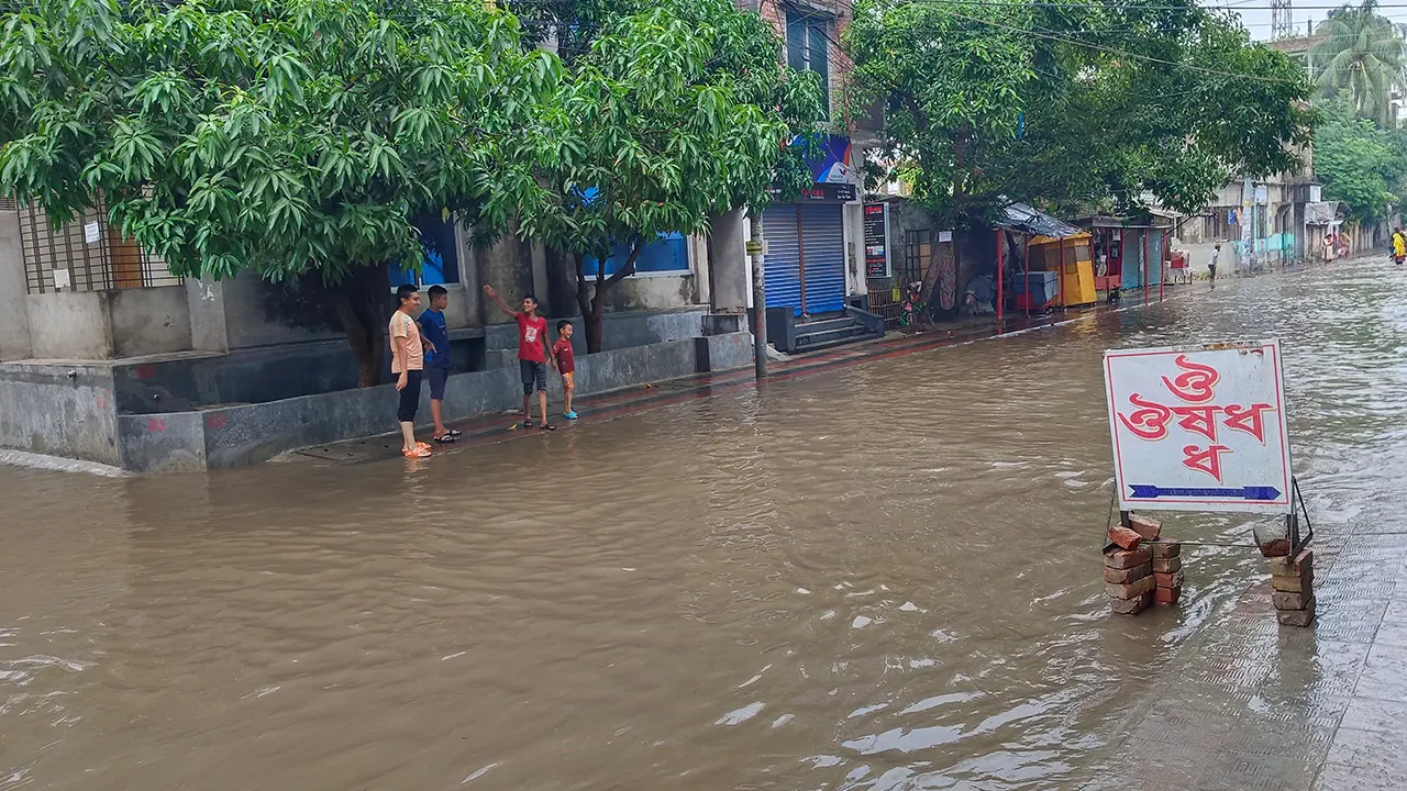 মৌসুমের সর্বোচ্চ বৃষ্টিপাতে রাস্তা ডুবে গেছে। ছবি : কালবেলা