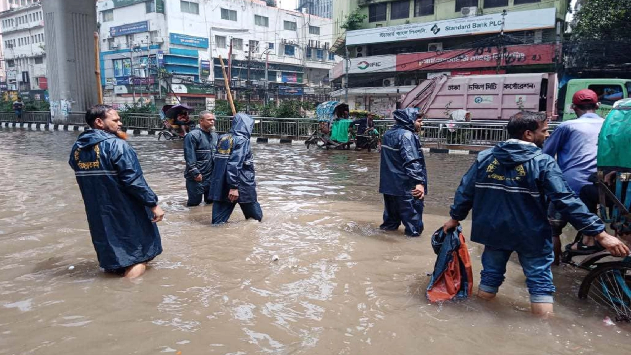 রাজধানীর জলাবদ্ধতা নিরসনে ঢাকা উত্তর সিটি করপোরেশনের ‘কুইক রেসপন্স’ টিম মাঠে নেমেছে। ছবি : কালবেলা