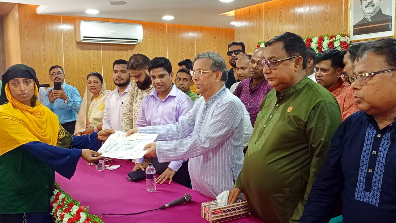 কসবা উপজেলা পরিষদ মিলনায়তনে সঞ্চয়ের চেক বিতরণ অনুষ্ঠানে আইনমন্ত্রী আনিসুল হক। ছবি : কালবেলা