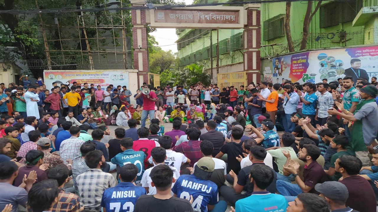 শিক্ষার্থীদের উপর হামলার প্রতিবাদে বিক্ষোভ সমাবেশ করেছেন জগন্নাথ বিশ্ববিদ্যালয়ের শিক্ষার্থীরা। ছবি : কালবেলা