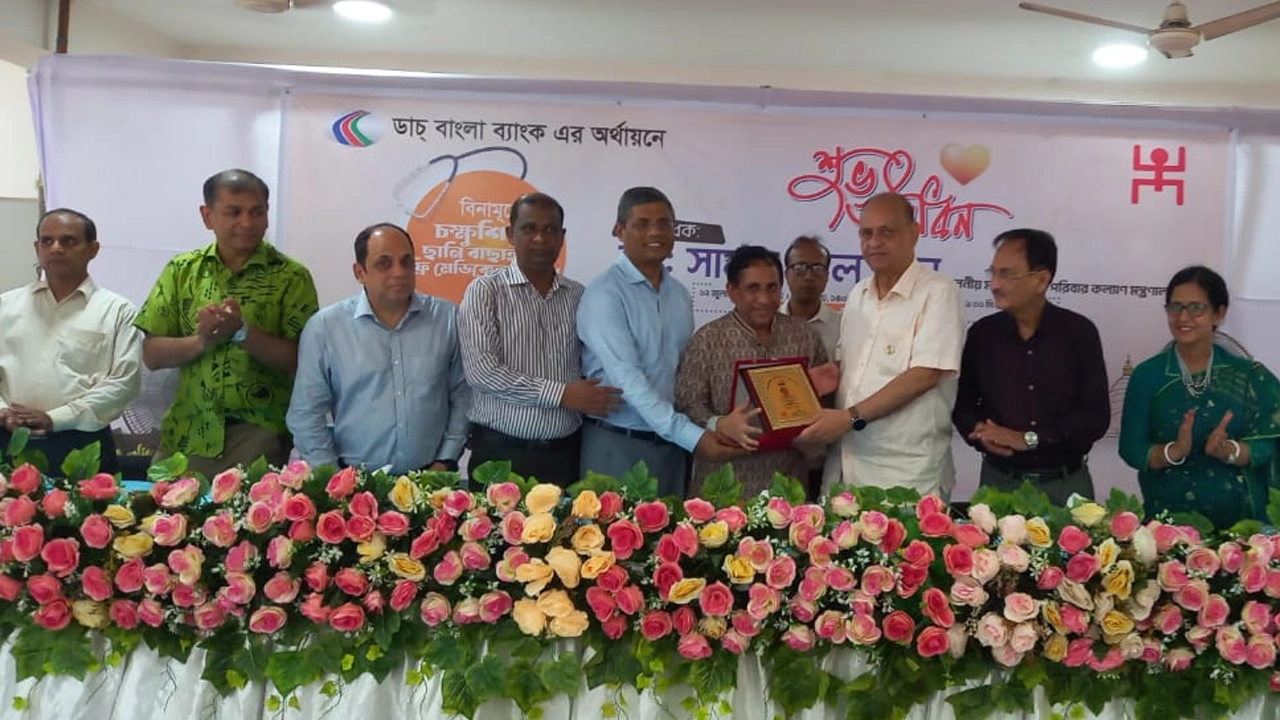 ঢাকেশ্বরী জাতীয় মন্দিরে বিনামূল্যে চক্ষুশিবিরসহ ফ্রি মেডিকেল ক্যাম্প। ছবি : কালেবলা