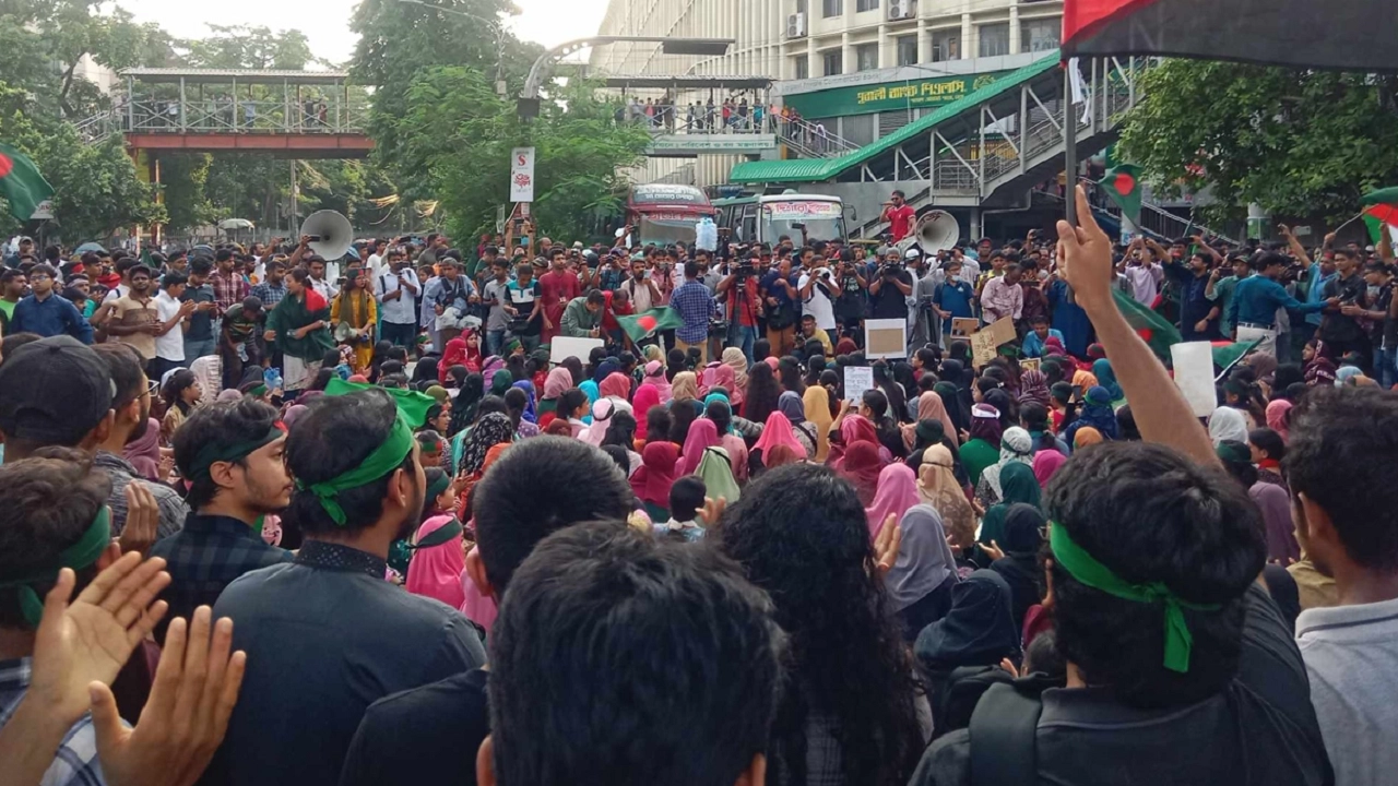 শাহবাগ অবরোধ করে সমাবেশ করেন আন্দোলনরত শিক্ষার্থীরা। ছবি : কালবেলা
