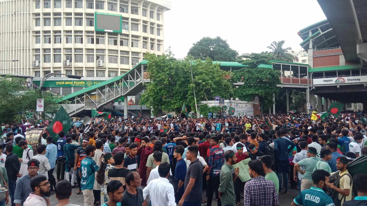 শাহবাগ অবরোধ করে সমাবেশে আন্দোলনরত শিক্ষার্থীরা। ছবি : কালবেলা