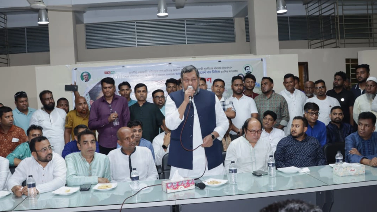 সিলেটে ত্রাণ বিতরণ অনুষ্ঠানে বক্তব্য দেন যুবলীগের সাধারণ সম্পাদক আলহাজ মাইনুল হোসেন খান নিখিল। ছবি : কালবেলা