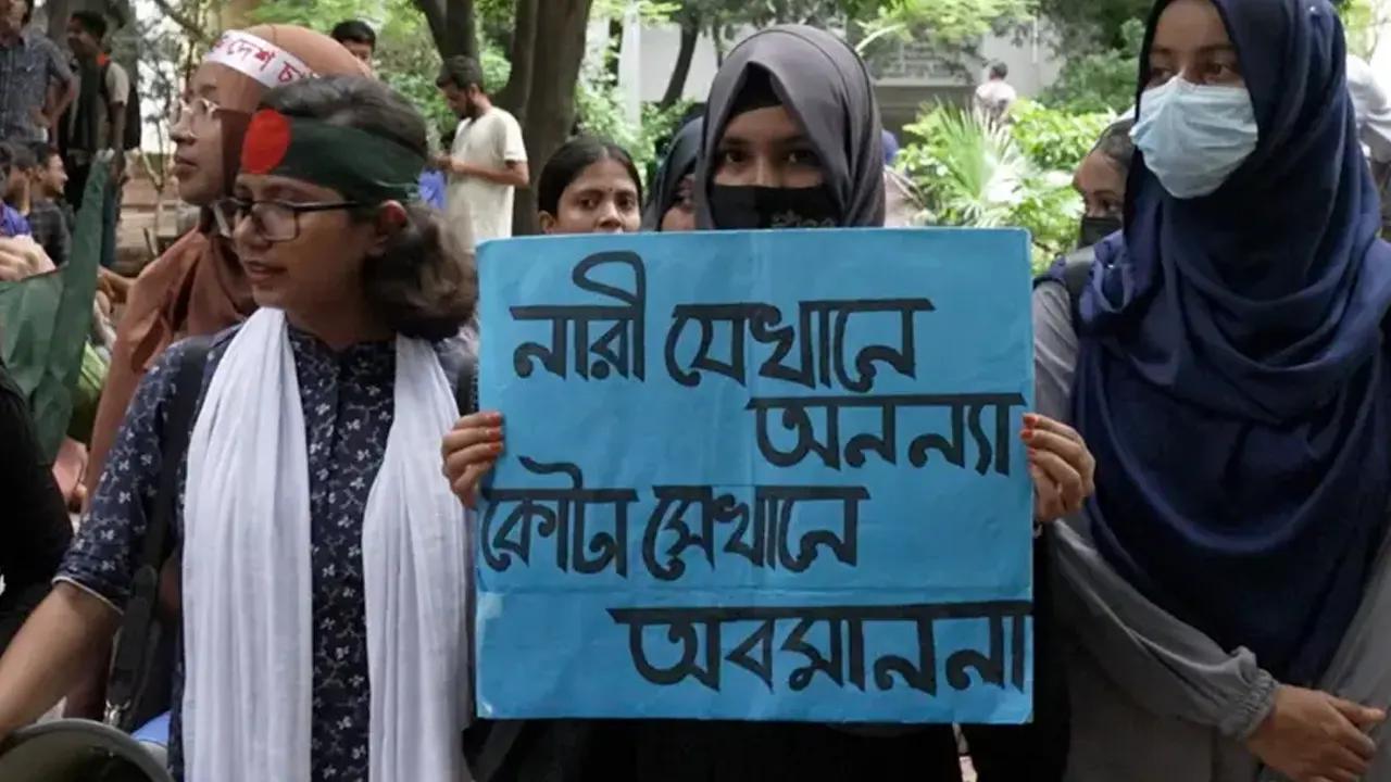 কোটা আন্দোলনে ছাত্রীদের অংশগ্রহণ। ছবি : সংগৃহীত