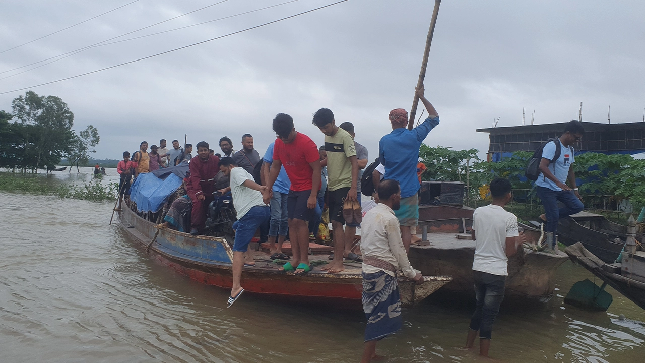 টাঙ্গুয়ার হাওরে নৌকা থেকে নামছেন পর্যটকরা। ছবি : কালবেলা