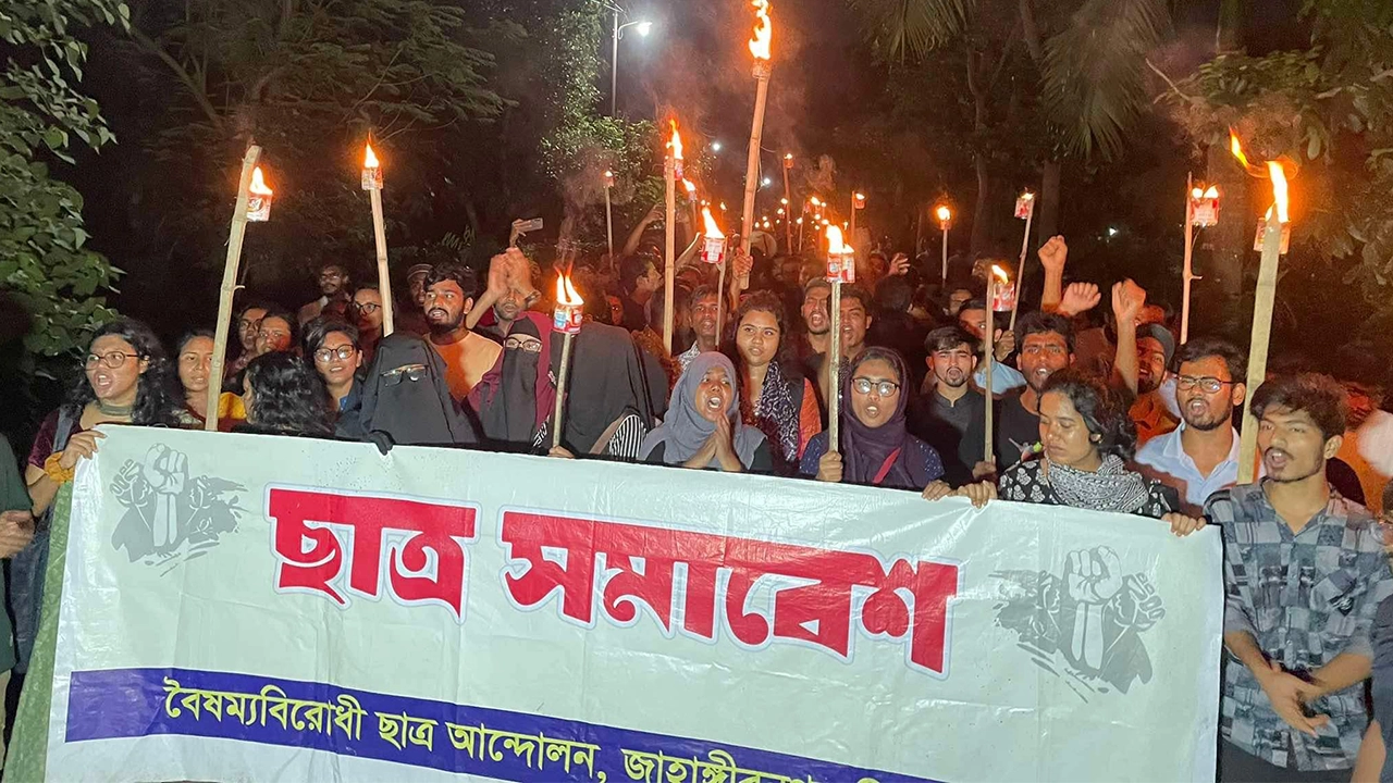 জাবিতে কোটা আন্দোলনকারীদের মশাল মিছিল। ছবি : কালবেলা