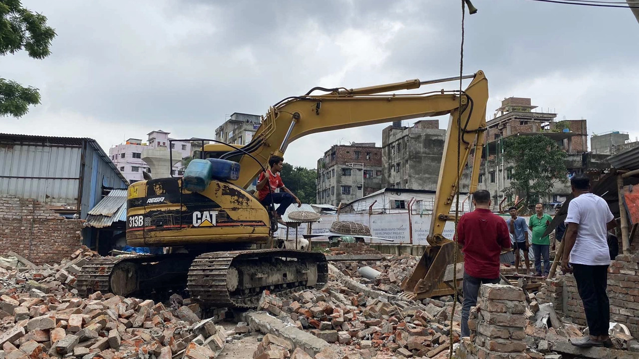 রাজধানীতে দেবোত্তর সম্পত্তি উদ্ধারে অভিযান। ছবি : কালবেলা