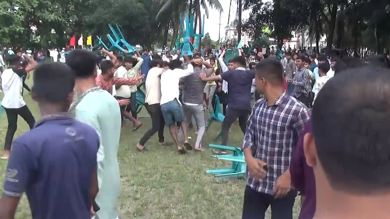 ব্রাহ্মণবাড়িয়ার আশুগঞ্জে ফুটবল খেলা নিয়ে দুপক্ষের সংঘর্ষ। ছবি : কালবেলা