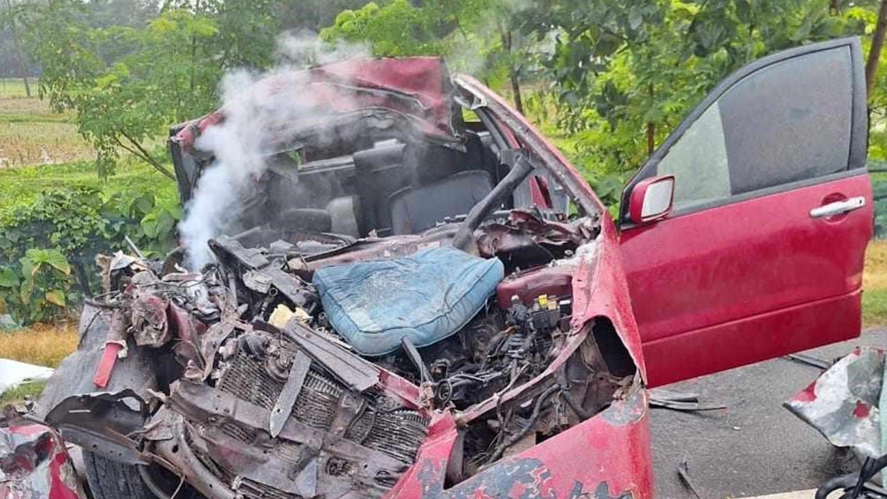 দুর্ঘটনা কবলিত প্রাইভেটকার। ছবি : কালবেলা