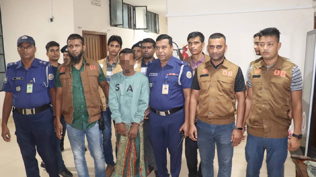 পিরোজপুরের নাজিরপুরে মাকে হত্যার দায়ে ছেলে গ্রেপ্তার। ছবি : কালবেলা