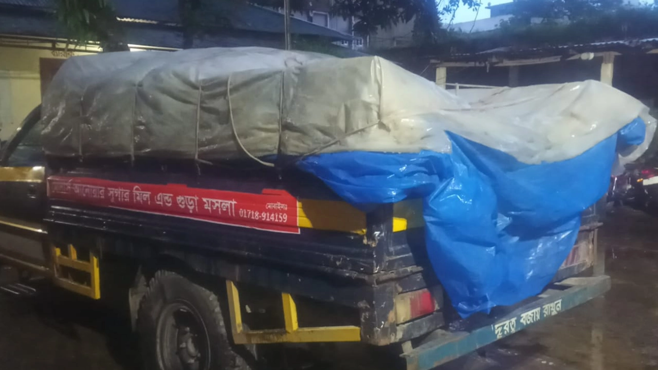 সিলেটে চিনিসহ জব্দকৃত পিকআপ। ছবি : কালবেলা