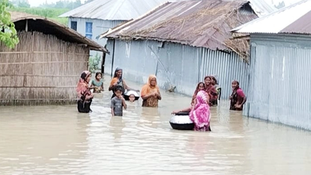 গাইবান্ধায় বন্যার একটি খণ্ড চিত্র। ছবি : কালবেলা