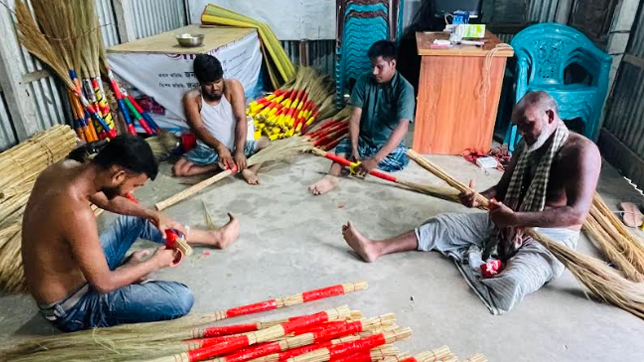 ভিক্ষা ছেড়ে কাজ শুরু করেছেন প্রতিবন্ধীরা। ছবি : কালবেলা