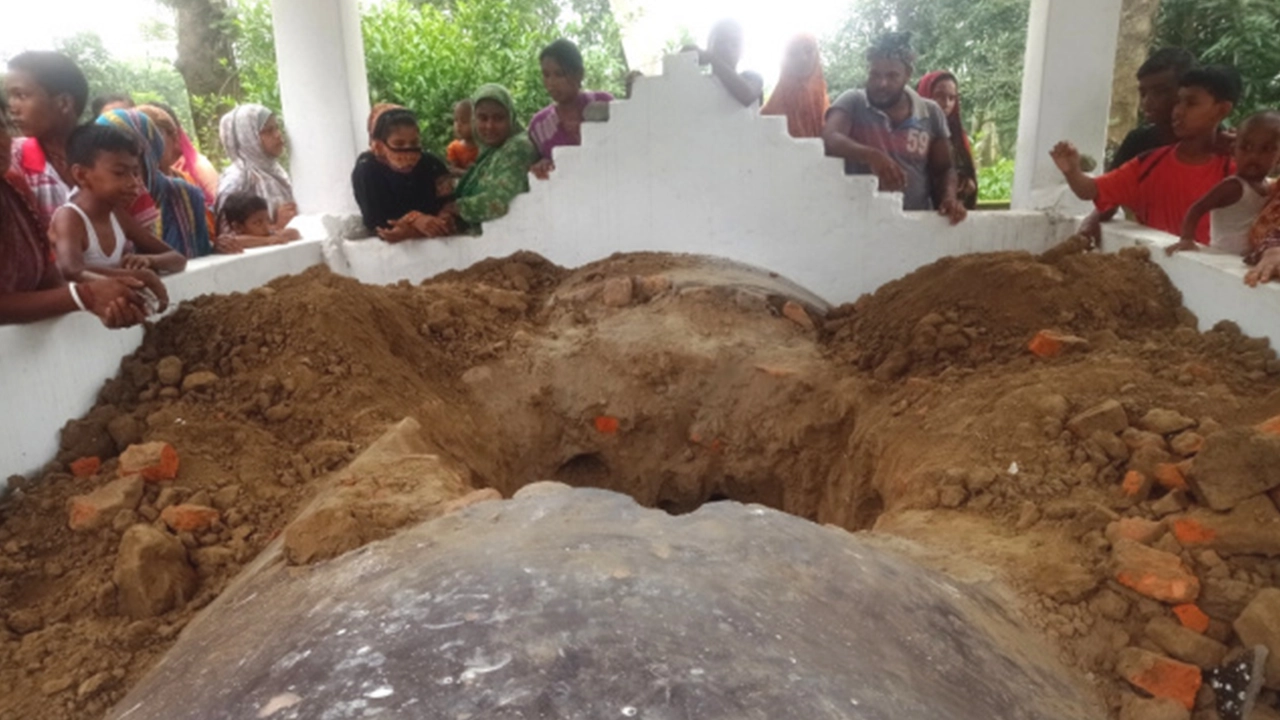 ঠাকুরগাঁওয়ের বিবি সখিনার মাজার। ছবি : কালবেলা