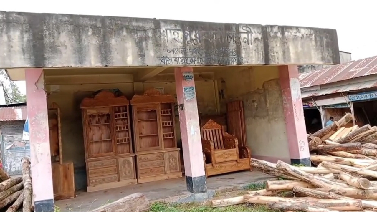 যাত্রী ছাউনি দখল করে রাখা হয়েছে ফার্নিচার। ছবি : কালবেলা