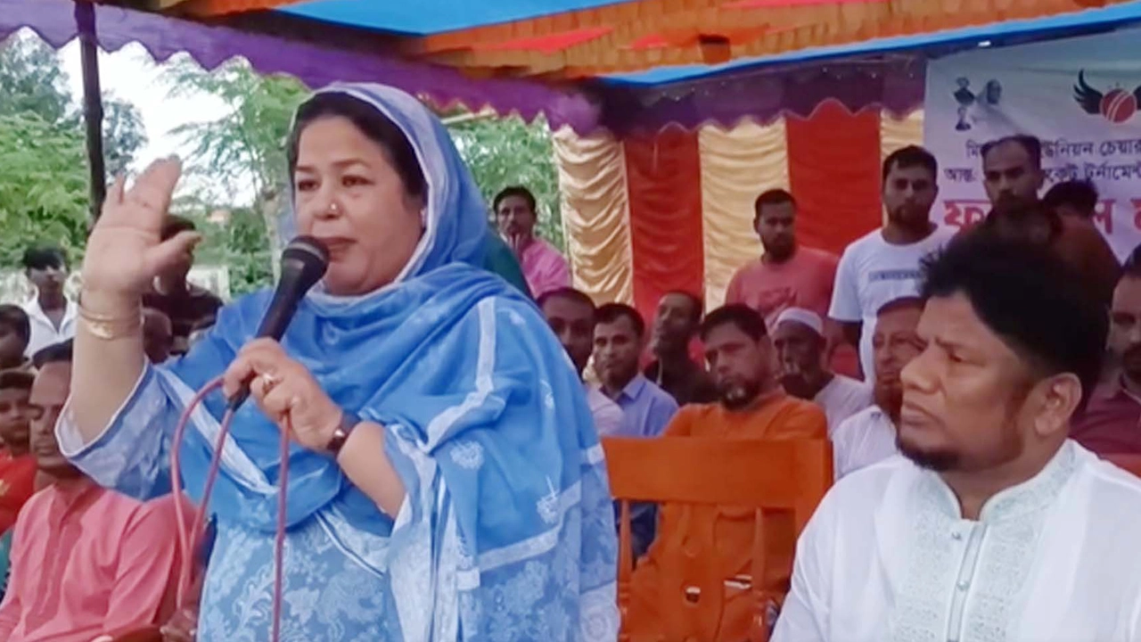নরসিংদীতে বক্তব্য দেন মতিউর রহমানের প্রথম স্ত্রী। ছবি : কালবেলা
