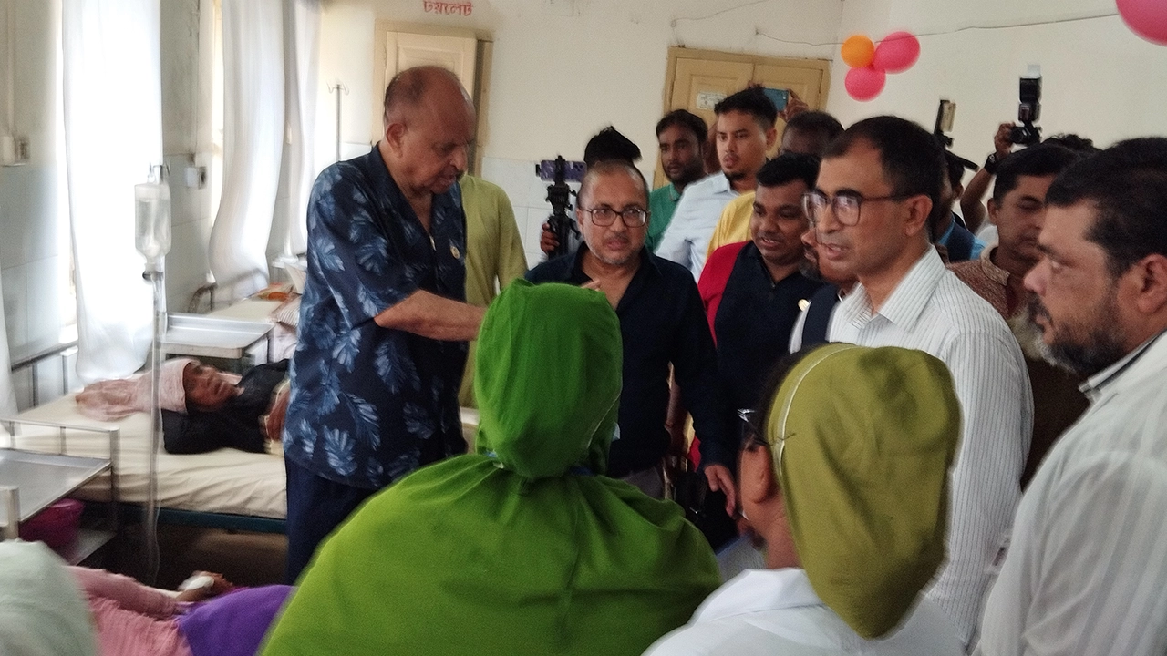 দিনাজপুরে হাসপাতাল পরিদর্শনে স্বাস্থ্যমন্ত্রী। ছবি : কালবেলা