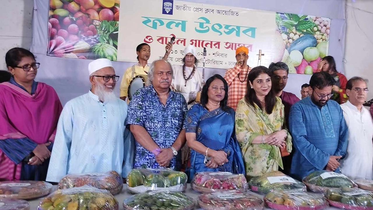 ফল উৎসবে অতিথিরা। ছবি : কালবেলা