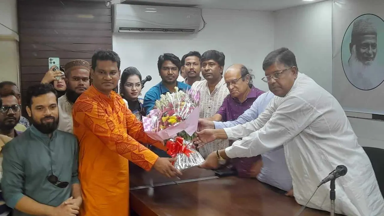 ভাসানী অনুসারী পরিষদে যোগদান করা নেতাকর্মীদের ফুল দিয়ে বরণ করে নেওয়া হয়। ছবি : কালবেলা