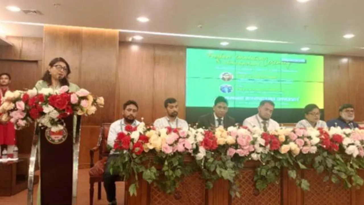 মানারাত ইন্টারন্যাশনাল ইউনিভার্সিটির অরিয়েন্টেশন অনুষ্ঠানে জগন্নাথ বিশ্ববিদ্যালয়ের উপাচার্য অধ্যাপক ড. সাদেকা হালিম। ছবি : কালবেলা