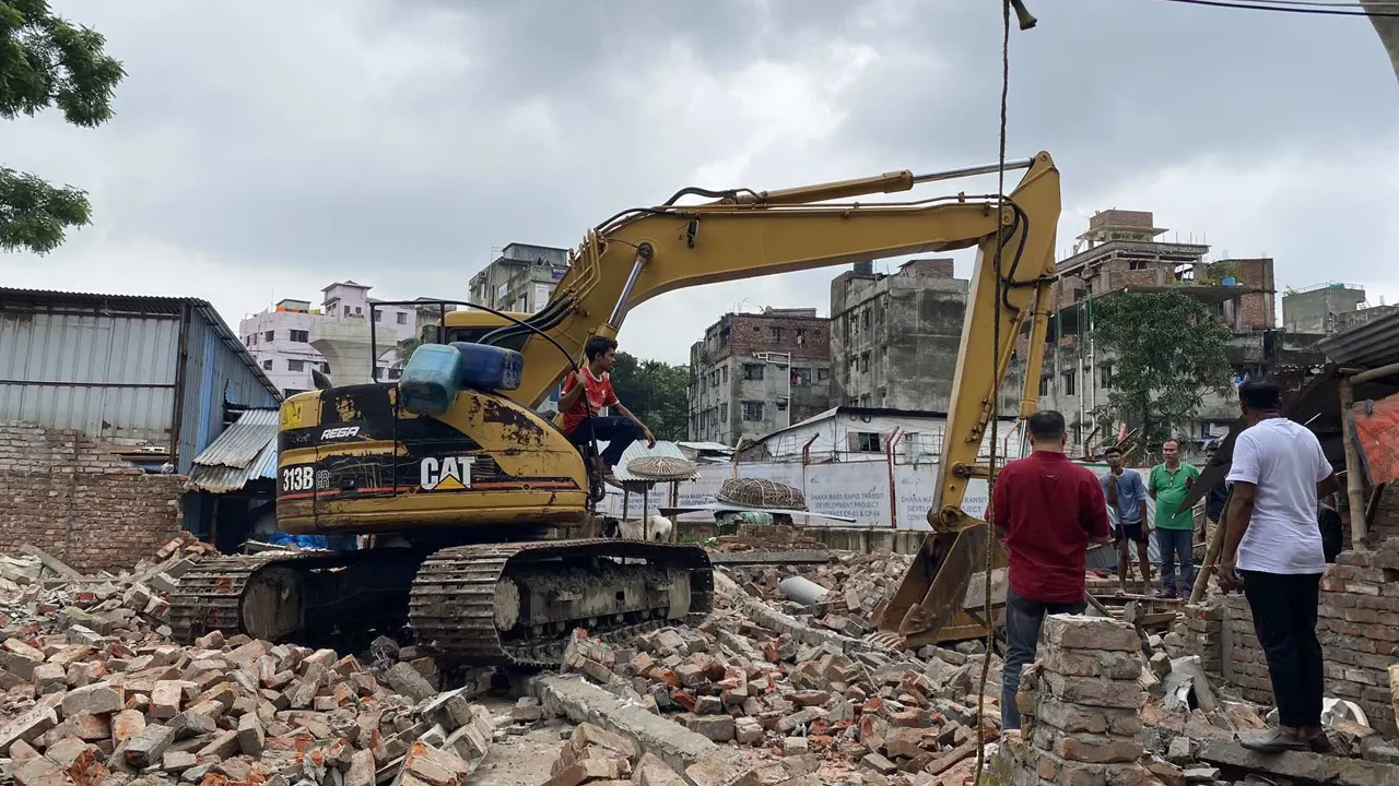 রাজধানীর মতিঝিলে টয়েনবি সার্কুলার রোডে ‘শ্রী শ্রী লক্ষ্মী নারায়ণ জিউ মন্দির বিগ্রহ’ নামে দেবোত্তর সম্পত্তি উদ্ধার করেছে ঢাকা জেলা প্রশাসন। ছবি : কালবেলা