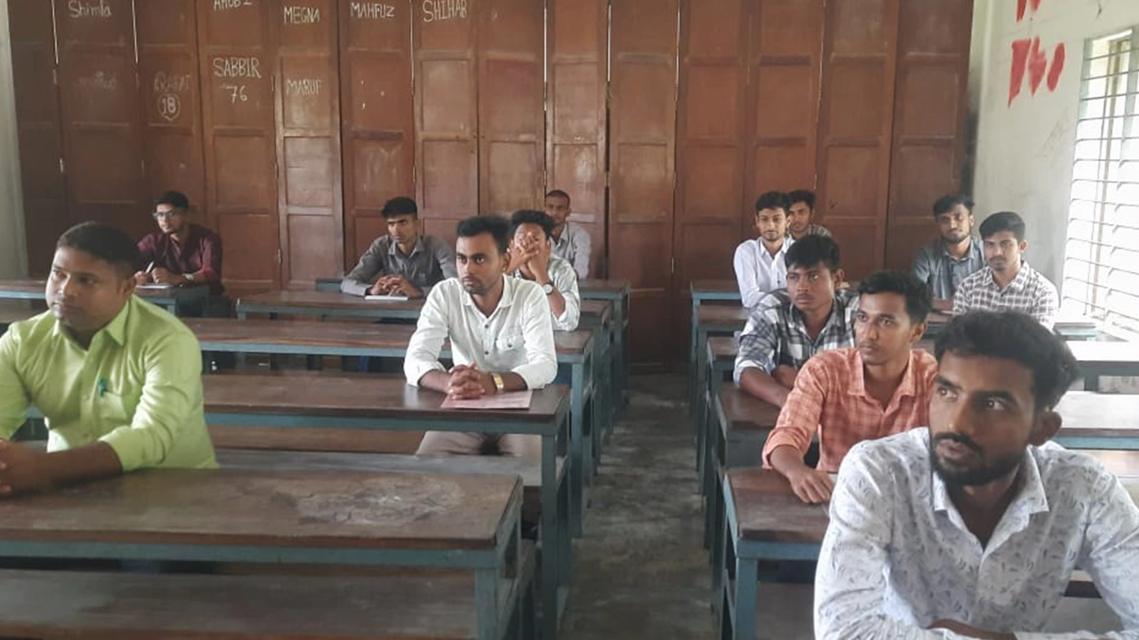 হিন্দা উচ্চ বিদ্যালয়ের শিক্ষক-কর্মচারীর চারটি পদে নিয়োগ পরীক্ষায় প্রার্থীরা। ছবি : কালবেলা