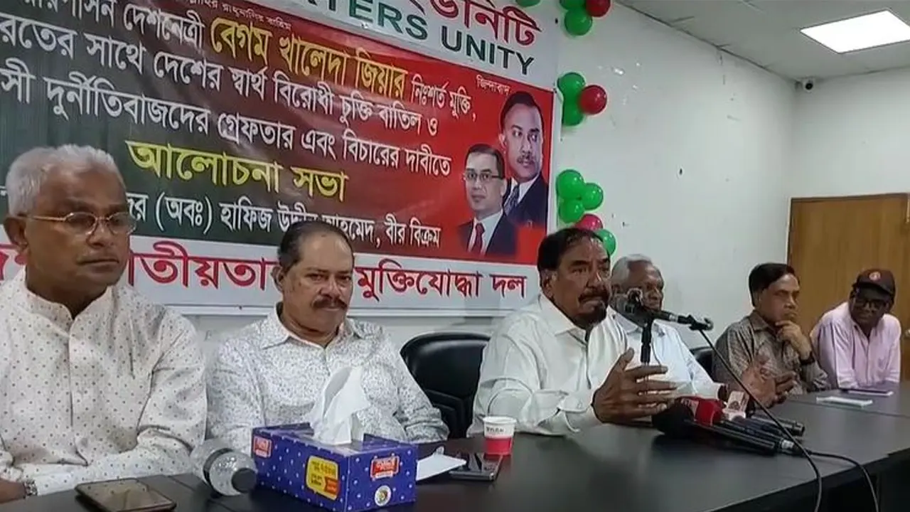 ঢাকা রিপোর্টার্স ইউনিটির মিলনায়তনে সভায় বক্তব্য দেন বিএনপির ভাইস চেয়ারম্যান মেজর (অব.) হাফিজ উদ্দিন আহমেদ। ছবি : কালবেলা