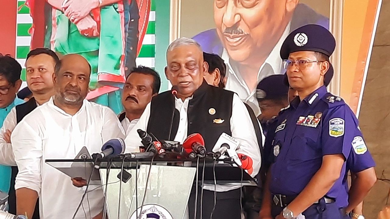 ময়মনসিংহ পুলিশ লাইন্সে বক্তব্য রাখছেন স্বরাষ্ট্রমন্ত্রী আসাদুজ্জামান খাঁন কামাল। ছবি : কালবেলা