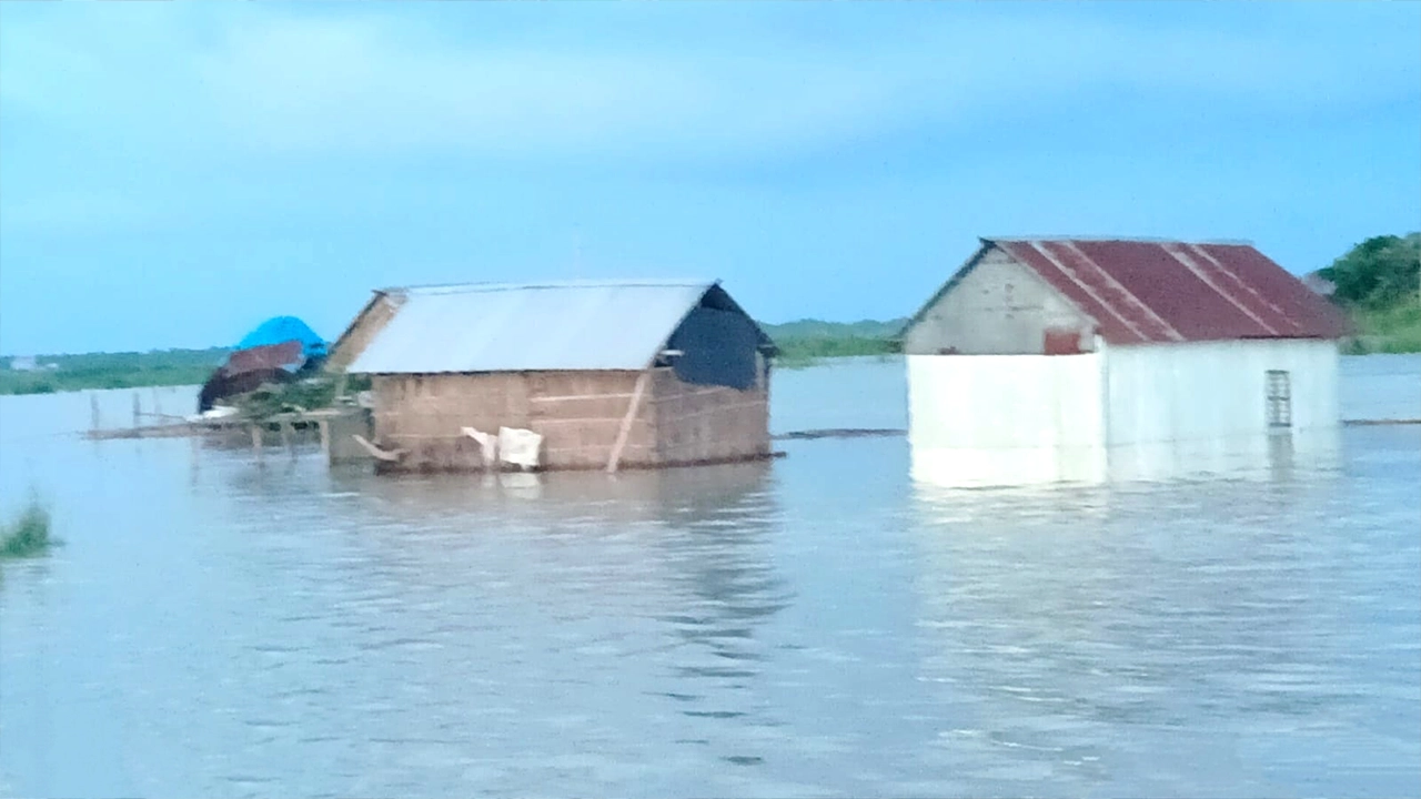 পানিবন্দি হয়ে পড়ায় চরাঞ্চলের বিস্তীর্ণ জনপদে চরম দুর্ভোগ। ছবি : কালবেলা