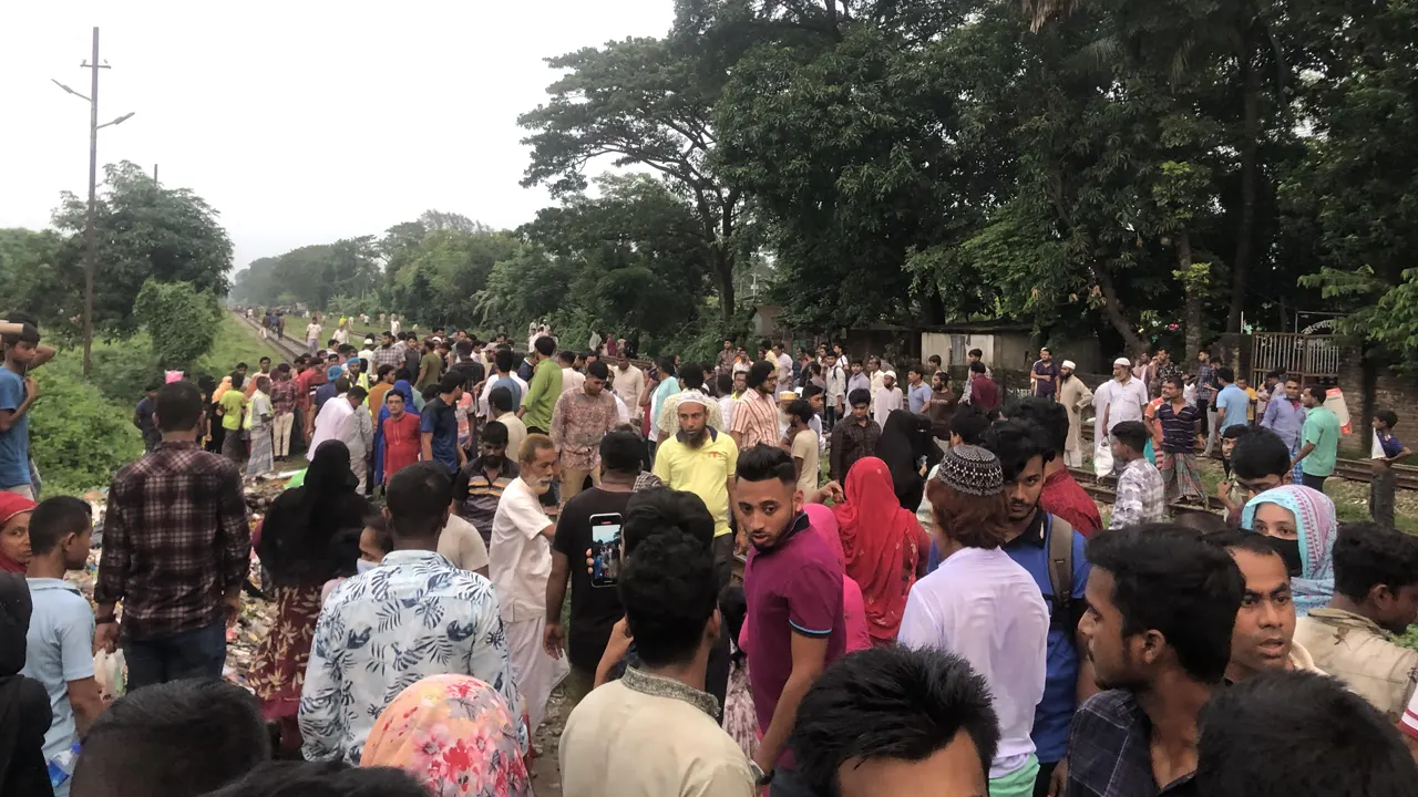 রেলস্টেশনের দুর্ঘটনাস্থলে স্থানীয়দের ভিড়। ছবি : কালবেলা