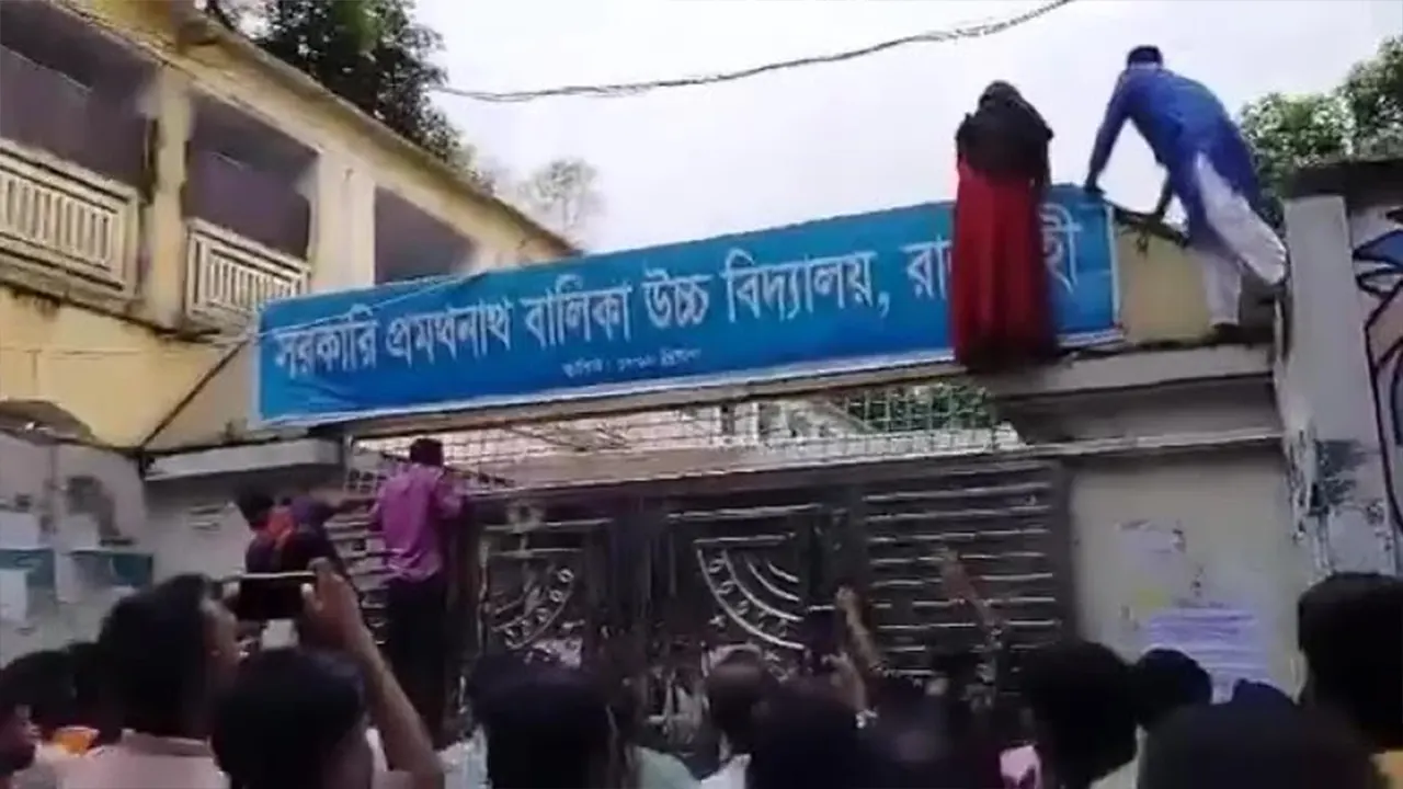 গেট বন্ধ করে দেওয়ায় দেয়াল টপকে কেন্দ্রে প্রবেশ করছেন শিক্ষার্থীরা। ছবি : কালবেলা