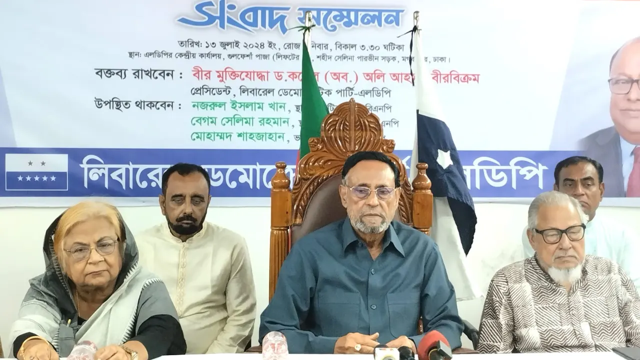 রাজধানীর মগবাজারে এলডিপির কেন্দ্রীয় কার্যালয়ে সংবাদ সম্মেলনে বক্তব্য দেন এলডিপির প্রেসিডেন্ট ড. কর্নেল (অব.) অলি আহমদ। ছবি : কালবেলা