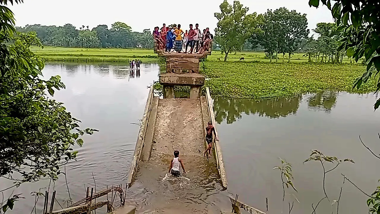 ভেঙে যাওয়া সেতু। ছবি : কালবেলা