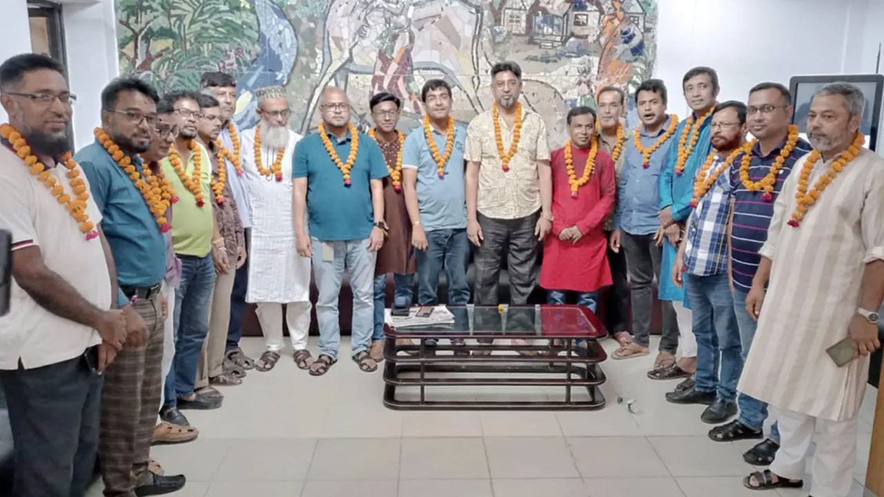 খুলনা টিভি রিপোর্টার্স ইউনিটির (কেটিআরইউ) সদস্যরা। ছবি : কালবেলা