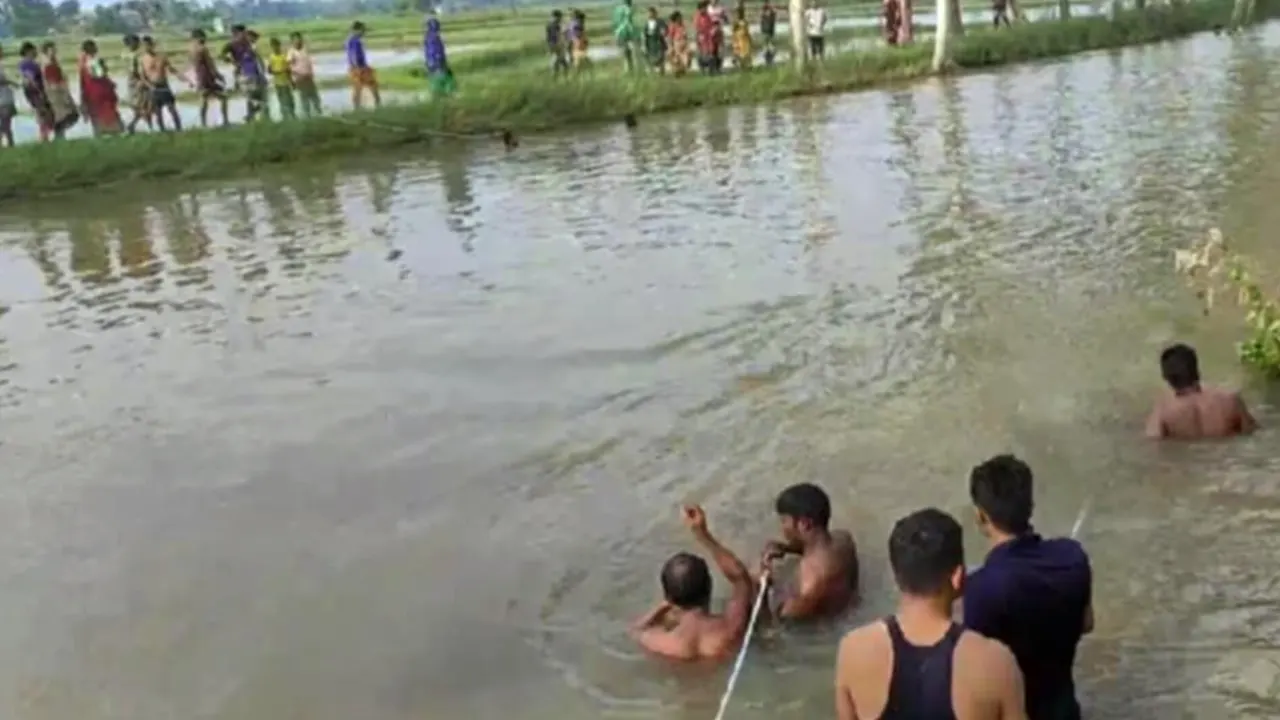 স্থানীয়দের সহযোগিতায় মরদেহ উদ্ধার করেন ফায়ার সার্ভিসের কর্মীরা। ছবি : কালবেলা