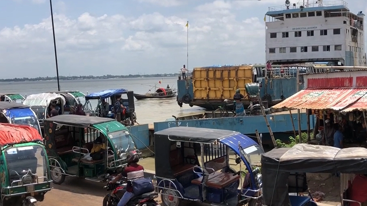 ফেরিঘাটের পন্টুনে অটোরিকশার চাপ। ছবি : কালবেলা