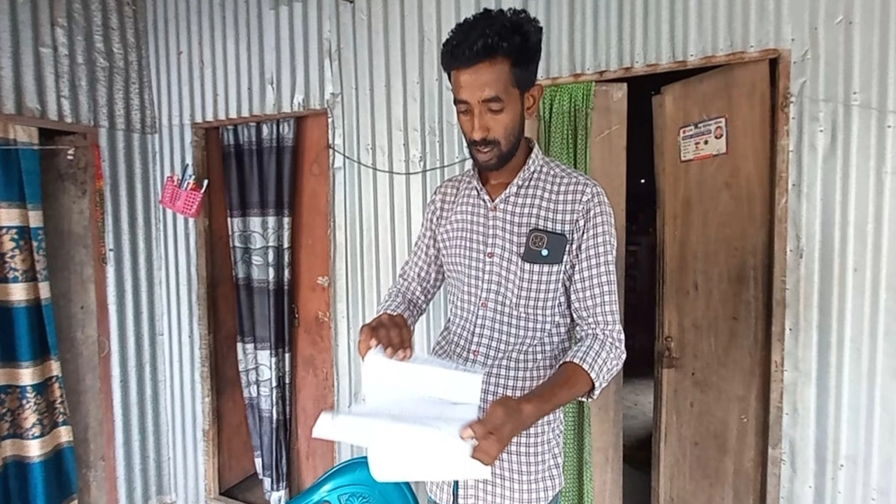 নিজের জমির কাগজপত্র দেখাচ্ছেন ভুক্তভোগী সুবন বেপারী ওরফে নাহিদ হাসান। ছবি : কালবেলা