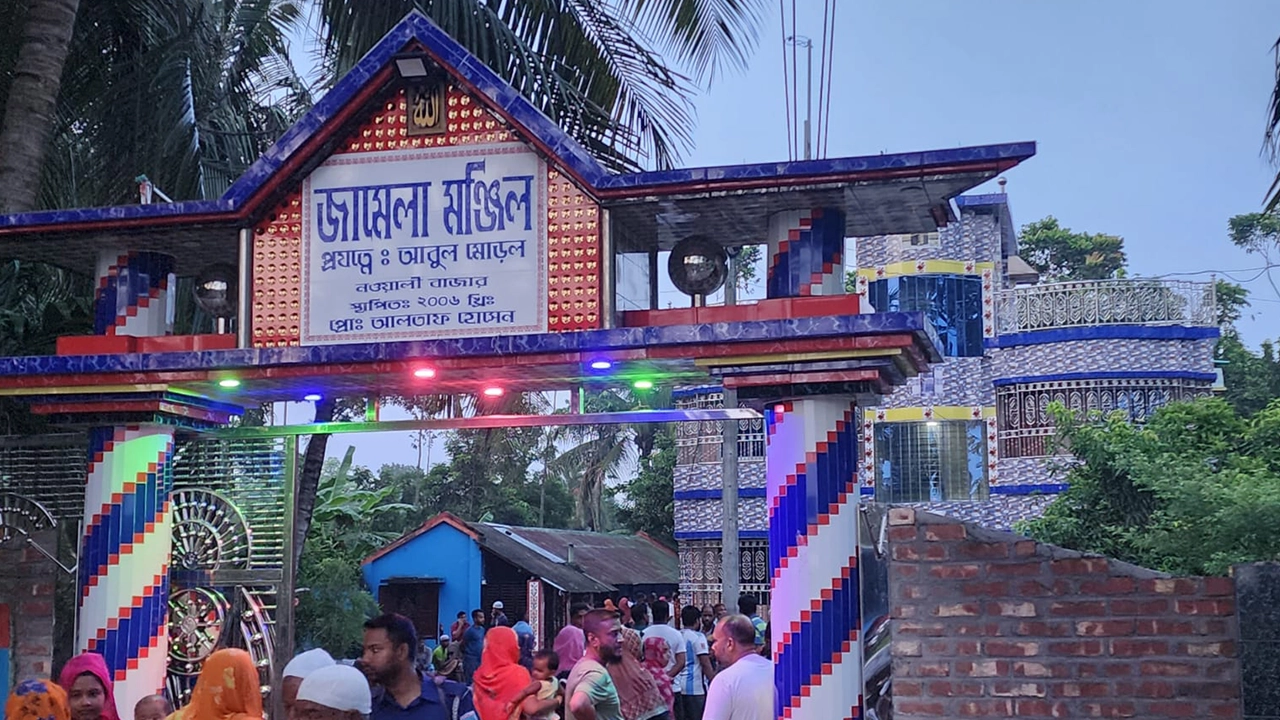 নিহতের বাড়ি স্থানীয়দের ভিড়। ছবি : কালবেলা