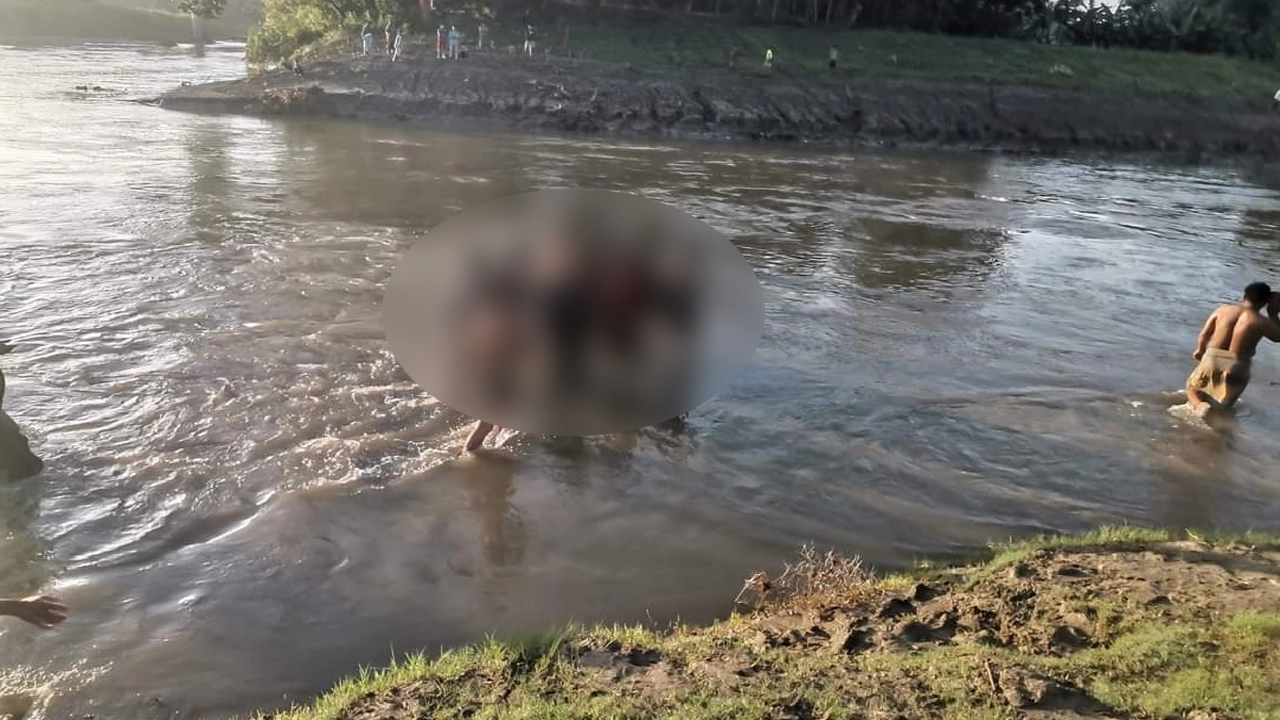 লামা উপজেলার পোপা খাল থেকে যুবকের মরদেহ উদ্ধার করা হয়। ছবি : কালবেলা
