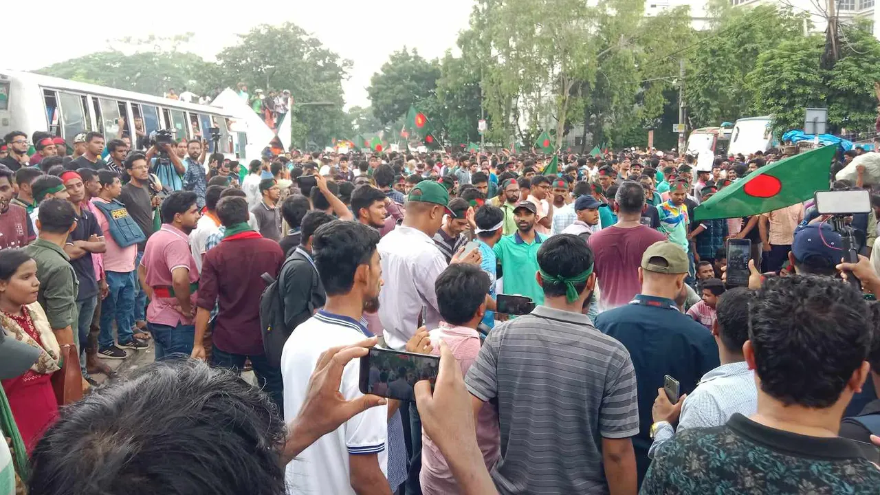 গুলিস্তানের জিরো পয়েন্টে আন্দোলনকারীরা। ছবি : কালবেলা
