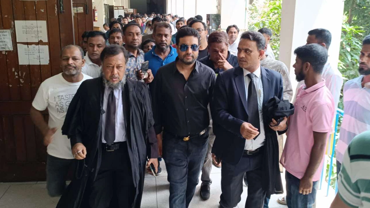 আইনজীবীদের সঙ্গে বিএনপি নেতা নজরুল ইসলাম আজাদ। ছবি : কালবেলা