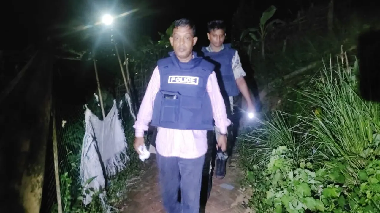 উখিয়ার মধুরছড়া ৪-এক্সটেনশন রোহিঙ্গা ক্যাম্পে নিরাপত্তায় নিয়োজিত এপিবিএন সদস্য। ছবি : কালবেলা