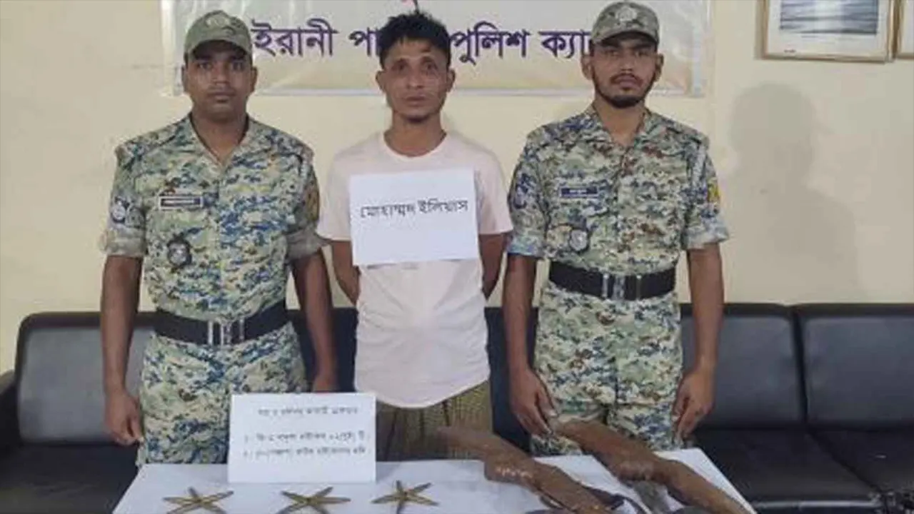 অস্ত্রসহ আটক আরসা সদস্য। ছবি : কালবেলা